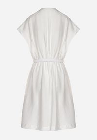 Born2be - Biała Sukienka z Wiskozy o Rozkloszowanym Kroju z Paskiem Sepina. Okazja: na co dzień. Typ kołnierza: dekolt w serek. Kolor: biały. Materiał: wiskoza. Długość rękawa: krótki rękaw. Wzór: aplikacja. Sezon: lato. Styl: casual, elegancki, klasyczny #2