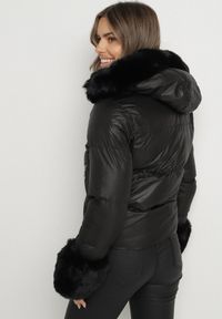 Born2be - Czarna Pikowana Kurtka z Kapturem Zdobiona Futerkiem Olenesa. Okazja: na co dzień. Typ kołnierza: kaptur. Kolor: czarny. Materiał: futro. Wzór: aplikacja. Styl: casual #4