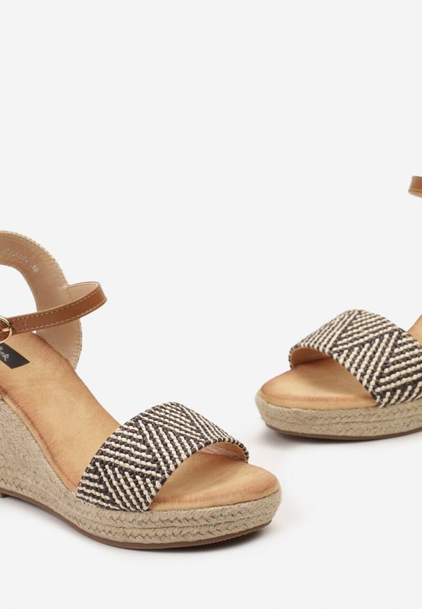 Born2be - Brązowe Sandały na Plecionym Koturnie z Zapięciem wokół Kostki Bilivia. Kolor: brązowy. Sezon: lato. Obcas: na koturnie. Styl: elegancki
