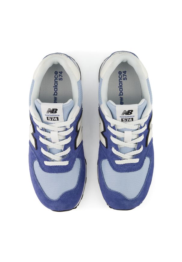 Buty dziecięce New Balance G57450H – granatowe. Okazja: na uczelnię, na co dzień. Kolor: niebieski. Materiał: materiał, syntetyk, zamsz. Szerokość cholewki: normalna. Model: New Balance 574. Sport: turystyka piesza
