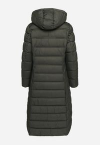 Born2be - Ciemnozielona Kurtka Pikowana o Długim Fasonie z Odpinanym Kapturem Reanora. Okazja: na spacer, na co dzień, do pracy. Kolor: zielony. Materiał: dzianina, jeans. Długość rękawa: długi rękaw. Długość: długie. Styl: casual #2