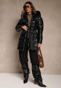 Renee - Czarna Kurtka Pikowana z Odpinanym Futerkiem i Kapturem Ozdobiona Paskiem Olinesa. Kolor: czarny. Materiał: futro. Wzór: aplikacja. Styl: elegancki, klasyczny #5