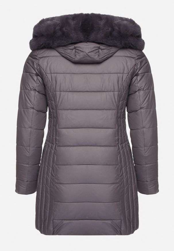 Born2be - Fioletowa Pikowana Kurtka o Taliowanym Kroju z Odpinanym Kapturem i Futrem Deozora. Okazja: na co dzień. Kolekcja: plus size. Kolor: fioletowy. Materiał: futro. Wzór: aplikacja. Styl: elegancki, casual