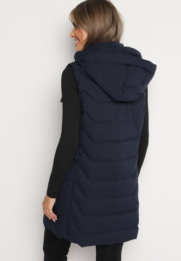 Born2be - Granatowa Pikowana Kamizelka z Odpinanym Kapturem na Suwak Wykończona Sznurkami Zeneria. Okazja: na co dzień. Kolor: niebieski. Styl: casual, elegancki