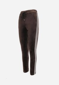 Born2be - Ciemnobrązowe Spodnie Dresowe Welurowe z Lampasami Montsho. Kolor: brązowy. Materiał: dresówka, welur #5