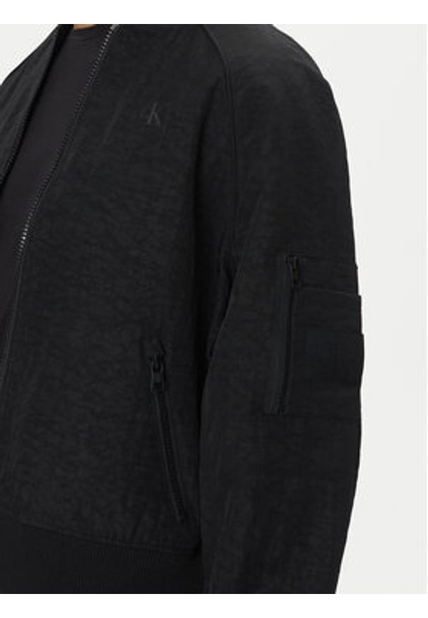 Calvin Klein Jeans Kurtka bomber J30J322938 Czarny Relaxed Fit. Kolor: czarny. Materiał: syntetyk
