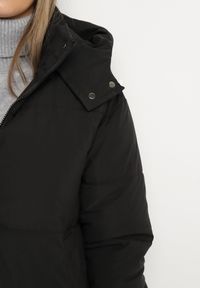 Born2be - Czarna Pikowana Kurtka o Długim Fasonie z Odpinanym Kapturem Daivera. Okazja: na spacer. Kolor: czarny. Materiał: dzianina. Długość: długie. Sezon: zima #2