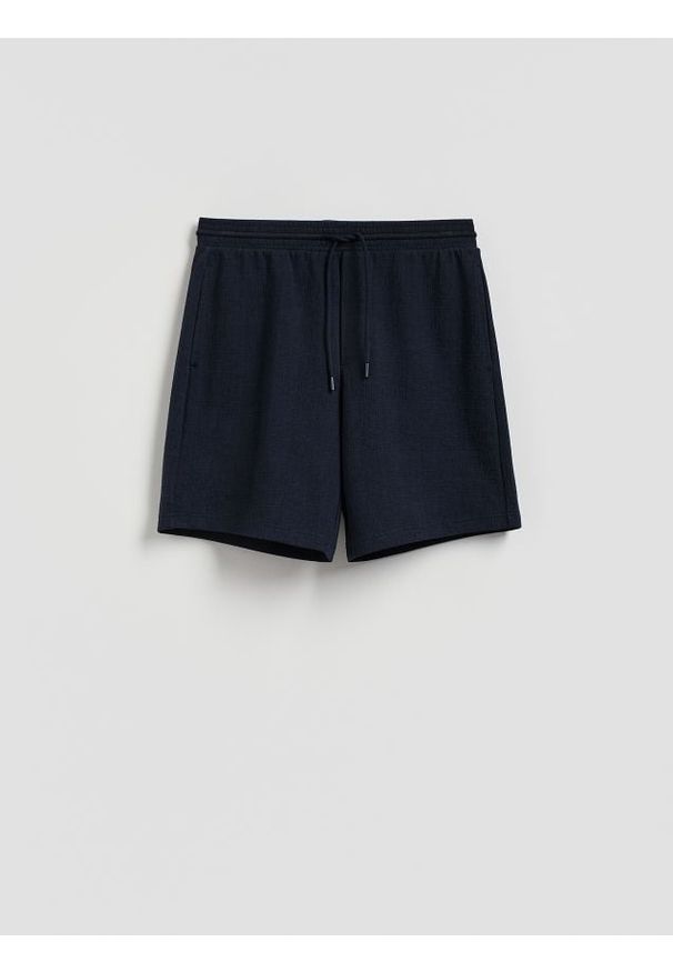 Reserved - Strukturalne szorty regular fit - granatowy. Kolor: niebieski. Materiał: dzianina, bawełna