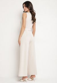 Born2be - Jasnobeżowy Taliowany Kombinezon z Wiskozą Ozdobiony Paskiem Ralinelle. Okazja: na imprezę. Kolor: beżowy. Materiał: wiskoza. Wzór: aplikacja. Styl: klasyczny, elegancki #5