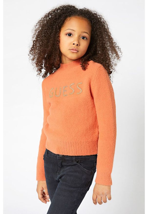 Guess Sweter dziecięcy kolor pomarańczowy. Okazja: na co dzień. Kolor: pomarańczowy. Materiał: dzianina. Wzór: aplikacja. Styl: casual