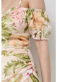 Guess sukienka kolor pomarańczowy mini prosta. Okazja: na co dzień. Kolor: pomarańczowy. Materiał: tkanina. Długość rękawa: na ramiączkach. Typ sukienki: proste. Styl: casual. Długość: mini #4