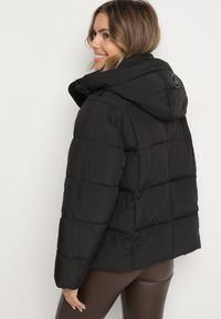 Born2be - Czarna Oversizowa Kurtka z Pikowanymi Przeszyciami i Kapturem Galimea. Okazja: na co dzień. Kolor: czarny. Materiał: poliester, jeans. Wzór: aplikacja. Styl: klasyczny, casual #5