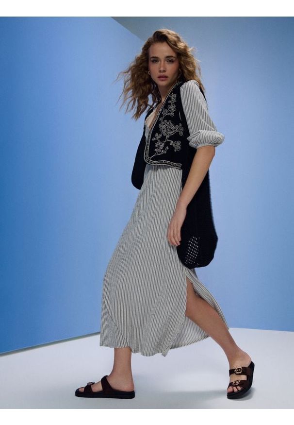 Sinsay - Sukienka maxi w pionowe paski z dekoltem V - kremowy. Kolor: kremowy. Wzór: paski. Długość: maxi