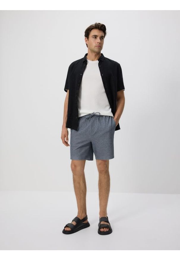Reserved - Strukturalne szorty regular - granatowy. Kolor: niebieski. Materiał: bawełna, dzianina