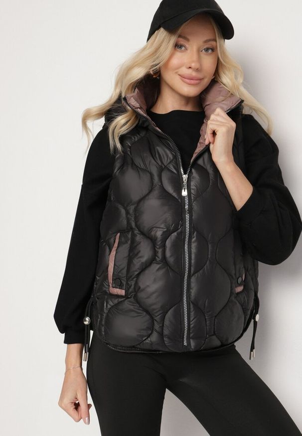 Born2be - Czarna Pikowana Kamizelka z Odpinanym Kapturem i Ściągaczami Liosta. Okazja: na co dzień, na spotkanie biznesowe. Kolor: czarny. Materiał: jeans. Styl: casual, biznesowy