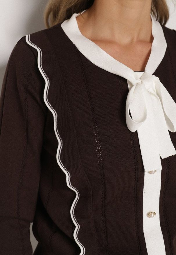 Born2be - Brązowy Sweter z Wiskozą Ozdobiony Kokardą Eleganckimi Guzikami i Kontrastowymi Detalami Miariel. Okazja: na co dzień. Typ kołnierza: kokarda. Kolor: brązowy. Materiał: wiskoza. Długość rękawa: długi rękaw. Długość: długie. Wzór: aplikacja. Styl: elegancki