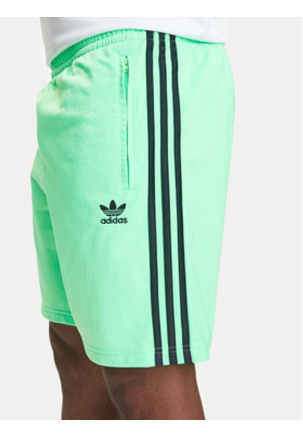 Adidas - adidas Szorty sportowe adicolor Firebird JY1340 Zielony Regular Fit. Kolor: zielony. Materiał: syntetyk. Styl: sportowy