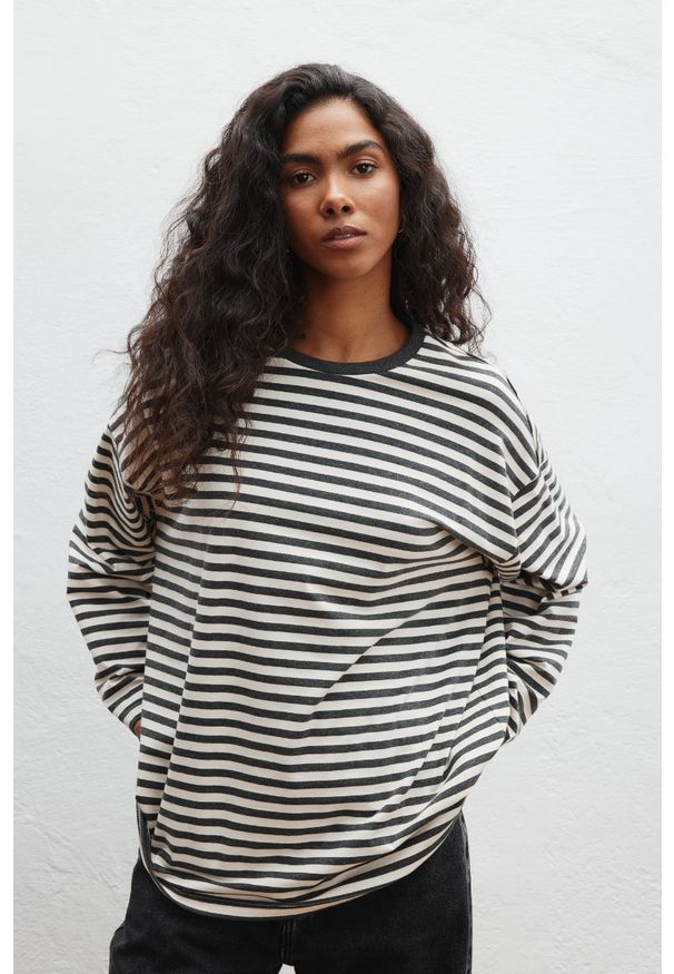 Marsala - Longsleeve typu oversize w paski BEŻOWO GRAFITOWE - LOWEN-XS/S. Kolor: wielokolorowy, szary, beżowy. Materiał: tkanina, jeans, bawełna, poliester. Długość rękawa: długi rękaw. Wzór: paski. Styl: klasyczny