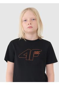 4f - 4F T-shirt regular z nadrukiem chłopięcy - czarny 122 (6-7 lat). Okazja: na co dzień. Kolor: czarny. Materiał: bawełna, jersey, dzianina. Długość rękawa: krótki rękaw. Długość: krótkie. Wzór: nadruk. Sezon: lato. Styl: sportowy, klasyczny, casual