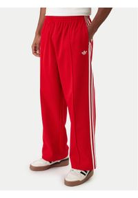 Adidas - adidas Spodnie dresowe adicolor KE3498 Czerwony Loose Fit. Kolor: czerwony. Materiał: bawełna #1