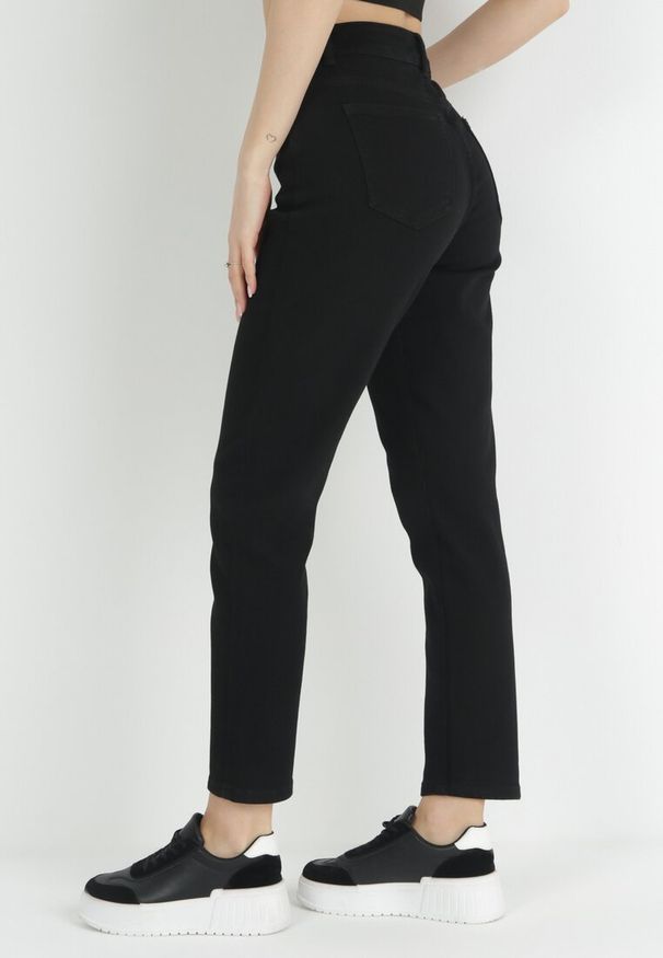 Born2be - Czarne Jeansy Mom Fit z Wysokim Stanem Marzia. Okazja: na co dzień. Stan: podwyższony. Kolor: czarny. Styl: casual