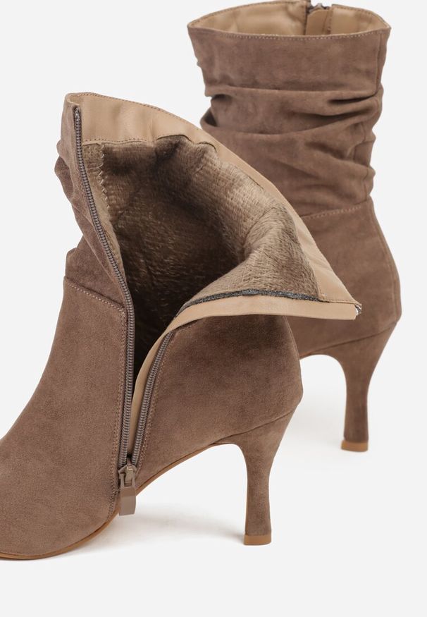 Renee - Ciemnobeżowe Marszczone Botki Vices z Ekozamszu na Niskim Obcasie Typu Szpilka Savalith. Okazja: na co dzień. Kolor: beżowy. Materiał: jeans. Obcas: na obcasie. Styl: elegancki, casual. Wysokość obcasa: niski