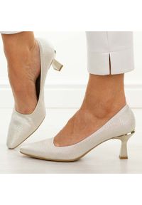 Złote mar. Polskie szpilki damskie Suzana 6030. Kolor: złoty. Materiał: skóra. Szerokość cholewki: normalna. Sezon: wiosna, lato, jesień. Obcas: na szpilce. Styl: wizytowy, klasyczny, elegancki. Wysokość obcasa: średni #1