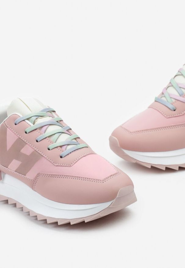 Renee - Różowe Sneakersy z Ozdobnym Protektorem na Podeszwie i Metaliczną Wstawką Melisina. Zapięcie: sznurówki. Kolor: różowy. Obcas: na obcasie. Wysokość obcasa: niski