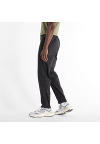 Spodnie męskie New Balance MP43554BK – czarne. Kolor: czarny. Materiał: bawełna, materiał, nylon. Wzór: aplikacja #2