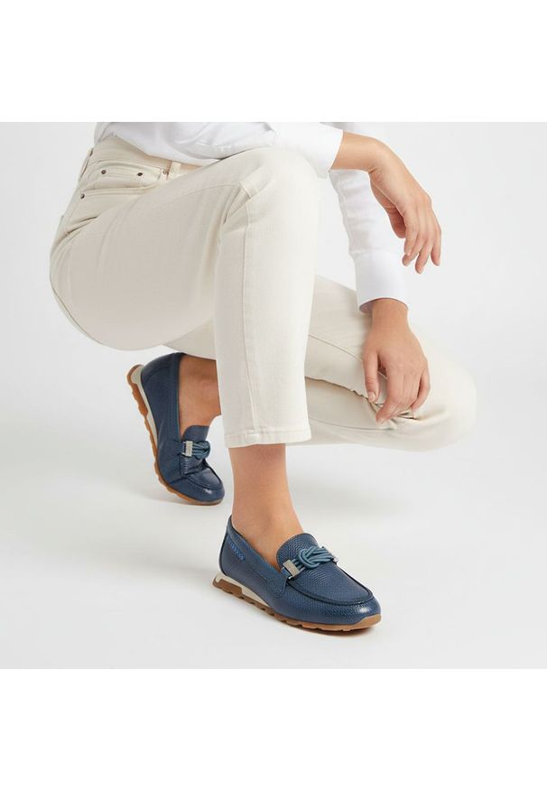 Półbuty damskie Hispanitas, ze skóry naturalnej o fakturze ziarnistej z niską cholewką i paskiem na podbiciu oraz ozdobna klamra z przodu, niebieskie. Okazja: na co dzień. Wysokość cholewki: przed kostkę. Zapięcie: klamry. Kolor: niebieski. Materiał: skóra. Szerokość cholewki: normalna. Styl: casual, elegancki