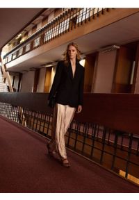 Reserved - Taliowana marynarka z wiskozą - czarny. Kolor: czarny. Materiał: wiskoza. Wzór: gładki #1