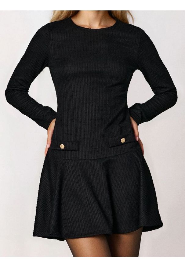 Sinsay - Rozkloszowana sukienka mini - czarny. Kolor: czarny. Długość: mini