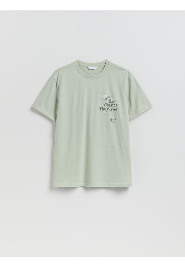 Reserved - T-shirt comfort z nadrukiem na plecach - jasnozielony. Kolor: zielony. Materiał: dzianina, bawełna. Wzór: nadruk