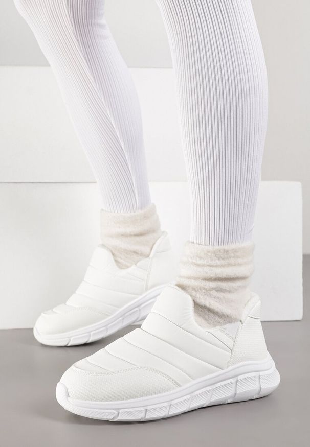 Renee - Białe Sneakersy Śniegowce na Platformie z Tłoczeniem i Pikowaną Cholewką Vermina. Okazja: na co dzień. Kolor: biały. Materiał: dresówka. Szerokość cholewki: normalna. Obcas: na platformie. Styl: casual