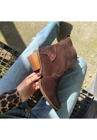 DEONI - Czekoladowe zamszowe Polskie kowbojki damskie botki zimowe Deoni B71b. Kolor: brązowy. Materiał: zamsz, skóra. Szerokość cholewki: normalna. Sezon: zima. Obcas: na obcasie. Styl: boho, elegancki. Wysokość obcasa: średni #1