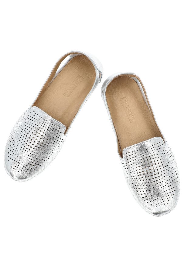 Srebrne Półbuty Artiker Wsuwane Obuwie Damskie. Okazja: na co dzień, na spacer. Zapięcie: bez zapięcia. Kolor: srebrny. Materiał: skóra. Szerokość cholewki: normalna. Sezon: lato. Styl: casual, elegancki