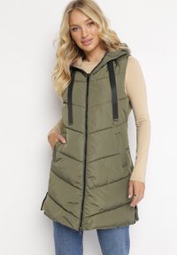 Born2be - Zielona Pikowana Kamizelka Dwustronna z Kapturem Essata. Okazja: na spacer, na co dzień. Typ kołnierza: kaptur. Kolor: zielony. Materiał: jeans. Wzór: gładki. Styl: casual, klasyczny, sportowy #1