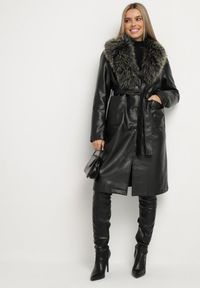 Born2be - Czarny Jednorzędowy Płaszcz z Imitacji Skóry z Wiązanym Paskiem i Odpinanym Futrem Semivora. Okazja: na co dzień. Kolor: czarny. Materiał: futro, skóra. Długość rękawa: długi rękaw. Długość: długie. Styl: elegancki, casual, rockowy #4