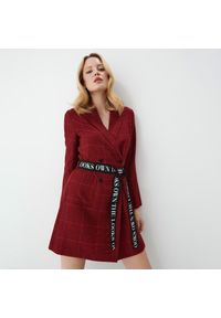 Mohito - Sukienka mini o kroju marynarki - Czerwony. Kolor: czerwony. Długość: mini #1