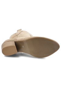 Botki damskie Armodo, cholewka ze skóry naturalnej zamszowej z dekoracyjnym przeszyciem inspirowanym stylem western, stabilny obcas o średniej wysoko. Kolor: beżowy. Materiał: zamsz, skóra. Szerokość cholewki: normalna. Obcas: na obcasie. Styl: elegancki. Wysokość obcasa: średni #6