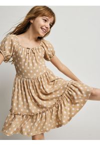 Reserved - Sukienka w kropki - beżowy. Kolor: beżowy. Materiał: dzianina. Wzór: kropki