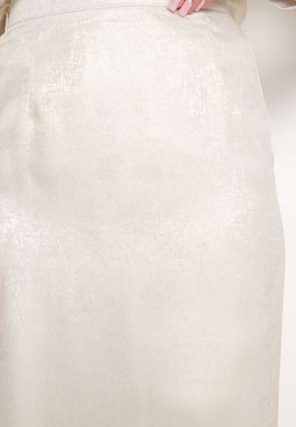 Born2be - Jasnobeżowa Spódnica Midi z Rozcięciem na Boku i Metalicznym Połyskiem Citrulla. Okazja: na co dzień. Kolor: beżowy. Styl: casual, klasyczny, wizytowy