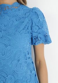 Born2be - Niebieska Koronowa Sukienka ze Stójką i Bufiastym Rękawem Suminori. Typ kołnierza: kołnierzyk stójkowy. Kolor: niebieski. Materiał: koronka. Długość: mini #5