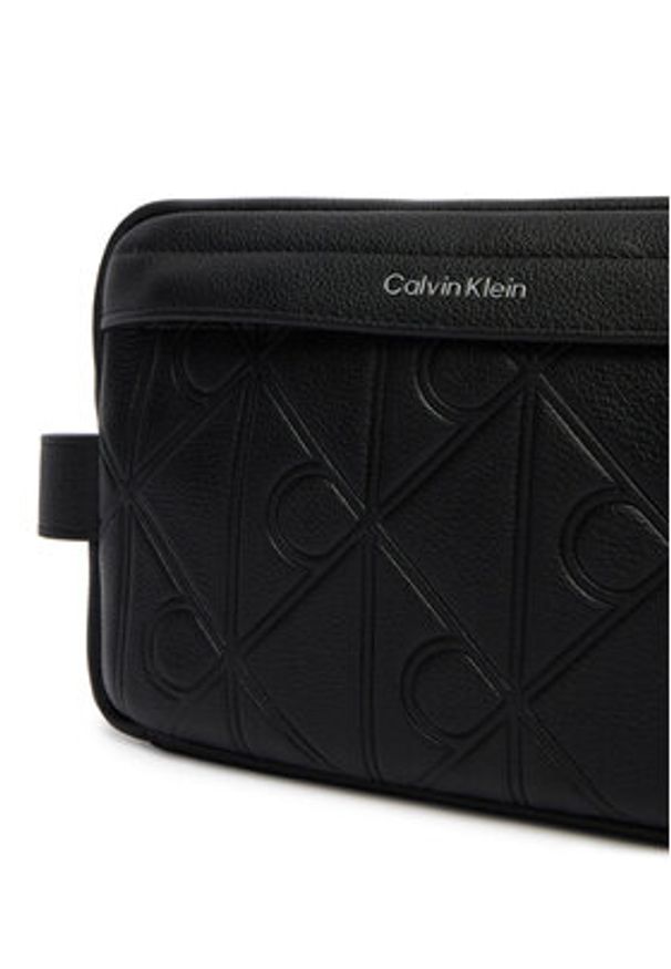 Calvin Klein Kosmetyczka Xl Emblem Aop Embo?Ss Dopp Kit LV04D1179G Czarny. Kolor: czarny. Materiał: skóra