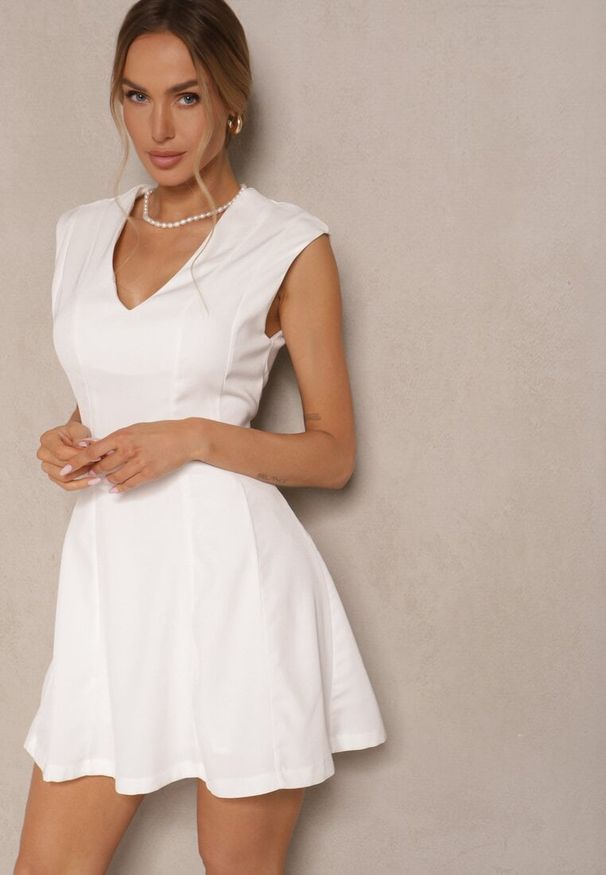 Renee - Biała Taliowana Sukienka z Rozkloszowanym Dołem Elliara. Okazja: na co dzień. Kolor: biały. Styl: klasyczny, elegancki, casual