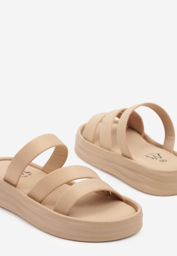 Born2be - Ciemnobeżowe Klapki na Grubej Tłoczonej Podeszwie Pollavie. Okazja: na co dzień. Kolor: beżowy. Materiał: jeans, len. Styl: casual