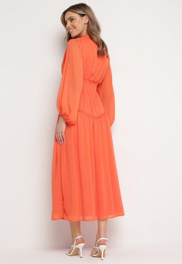 Born2be - Pomarańczowa Długa Sukienka Koktajlowa w Stylu Retro z Plisami i Stójką Leowia. Typ kołnierza: kołnierzyk stójkowy. Kolor: pomarańczowy. Styl: wizytowy, retro. Długość: maxi