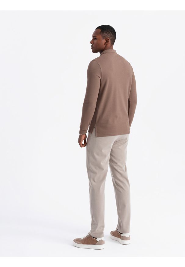 Ombre Clothing - Męski strukturalny longsleeve polo z naszywką – brązowy V4 OM-POLS-0131 - XXL. Okazja: na co dzień. Typ kołnierza: polo. Kolor: brązowy. Materiał: materiał, bawełna, dzianina, poliester, włókno, wiskoza. Długość rękawa: długi rękaw. Wzór: aplikacja. Styl: sportowy, elegancki, casual