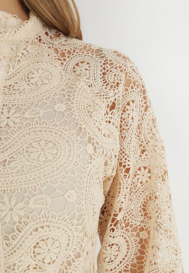 Born2be - Jasnobeżowa Sukienka Eudoreia. Typ kołnierza: kołnierzyk stójkowy. Kolor: beżowy. Wzór: aplikacja, ażurowy. Typ sukienki: rozkloszowane. Materiał: materiał, bawełna, koronka. Długość rękawa: długi rękaw. Sezon: lato. Styl: boho, elegancki. Długość: midi