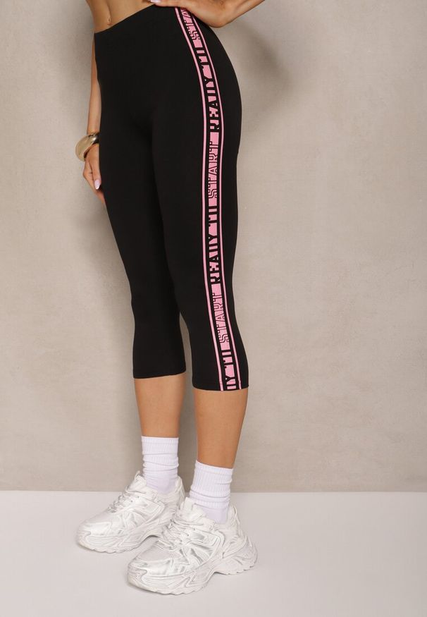 Renee - Czarno-Fuksjowe Legginsy Capri Low Waist z Bawełny Zdobione Lampasami Paseria. Okazja: na co dzień. Kolor: czarny. Materiał: bawełna. Wzór: aplikacja. Styl: sportowy, casual